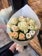 Букет цветов из:  Розы и Лизиантусы в Кушве