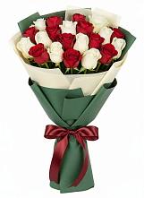 Букет Микс из красных и белых роз в Кушве