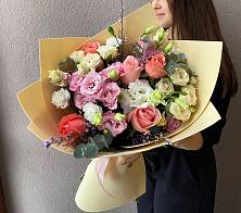 Букет цветов из:  Розы, Лизиантусы и Гвоздики в Кушве