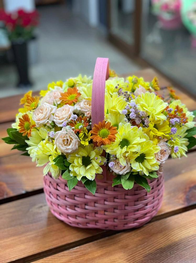 Цветочная композиция из Хризантемы и Розы в корзине в Кушве