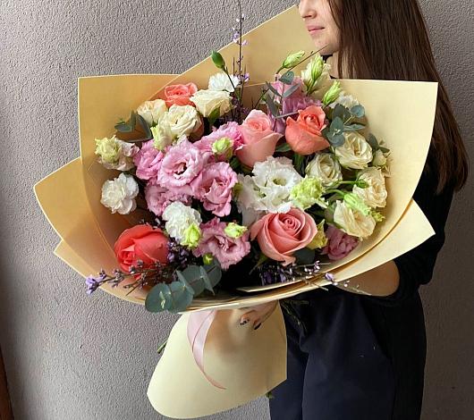 Букет цветов из: Розы, Лизиантусы и Гвоздики в Кушве